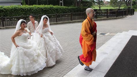 Taiwan Buddhas Segen Für Zwei Frauen Kurierat