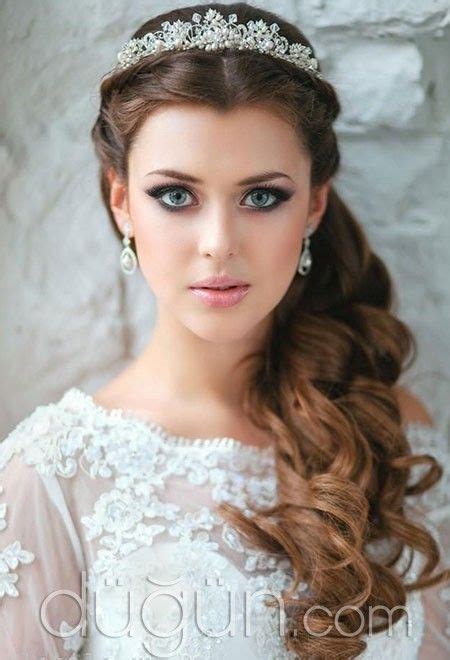 Seçilen gelin tacı saç modelleri ile uyumlu olmalı. Taçlı Gelin Saçı Modeli | Gelin saç modelleri, Gelin saçı ...