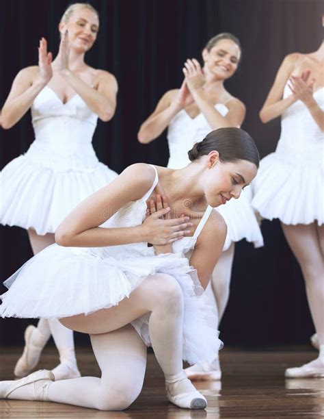 Baile De Ballet Y Arte Con Una Bailarina O Bailarina Bailando En Un Escenario De Teatro Durante