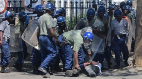 Zimbabwe Police Arrest Protesters
