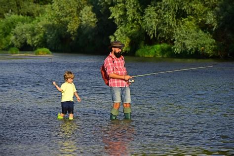 Papá Y Su Hijo Están Pescando En El Fondo Del Cielo Viejo Y Joven Feliz