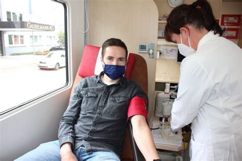 Der bedarf an spenderblut steigt. Blutspenden rettet Leben: Große Spenden-Aktion bei der ...