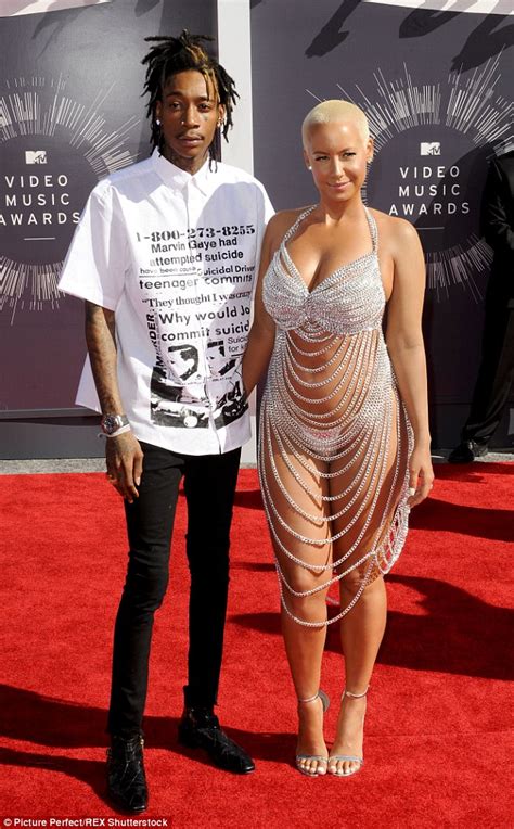 Machine gun kelly bio, net worth, killshot, age, facts, songs, rap devils, lyrics, wife. Amber Rose breaks up with Machine Gun Kelly | LON Magazine