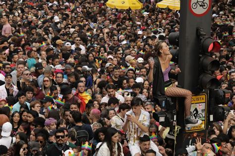 26ª edição da parada do orgulho lgbt em são paulo tem tom político e show de pabllo vittar