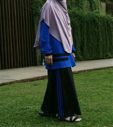Terbuat dari bahan kaos katun, lycra dan spandek, yang disesuaikan dengan jenis olah raganya. Jual Rok Celana + Kaos olahraga muslimah / akhwat di lapak ...