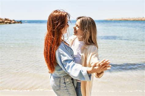 pareja joven lesbiana de dos mujeres enamoradas en la playa foto de archivo imagen de playa