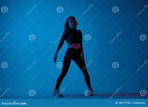 beautiful athletic girl posing in fitness clothing stock image image of clothing energy
