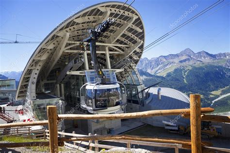 Offenbar ist eine kabine in die tiefe gestürzt. Courmayeur, it - 29. juli 2016: kabine der neuen seilbahn ...