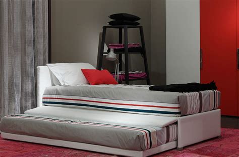 Il classico letto estraibile è una rete a doghe su ruote, di misura solitamente intorno agli 80×190 o poco meno. Letto con letto estraibile - BISS - Flou - singolo ...