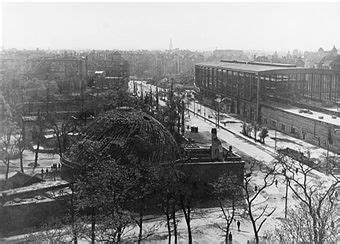 April 2021, 12:00 uhr bis 12. Berlin 1945 Blick auf den Bahnhof Zoo,vorne das ehemalige ...