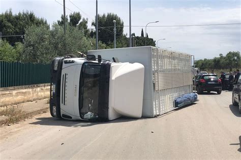 I volontari della croce verde di villastellone l'hanno accatastata su un. Incidente in via Duchessa d'Andria a Trani: due i feriti ...