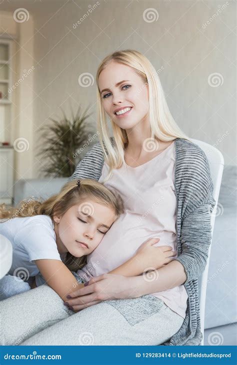 Hija Alegre Que Duerme En El Vientre Embarazada De La Madre Foto De