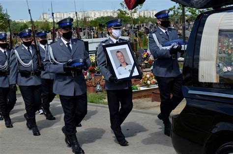 Chełmońskiego w raciborzu, przy próbie wylegitymowania mężczyzny, który podając się za policjanta, w ubiorze przypominającym mundur. Pogrzeb policjanta z komendy miejskiej policji w Gdyni ...