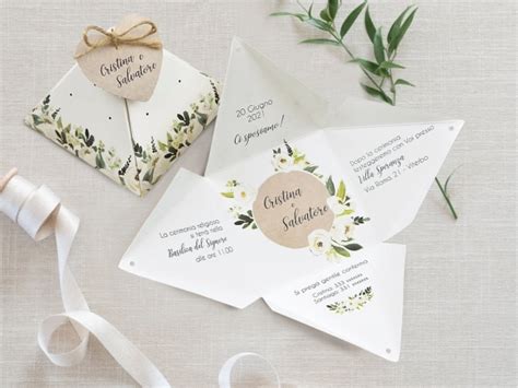 La copertina è decorata con un elegante fiore, e con un fiocco per rendere la partecipazione ancora più elegante. Disegni Per Partecipazioni Di Matrimonio