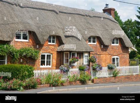 Thatched Cottage In The Village Of Oakley Hampshire England Uk Stock