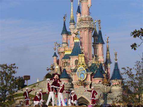 Welcome to the official twitter feed for the disneyland resort!. Espectáculo navideño frente al Castillo - Disneyland París ...