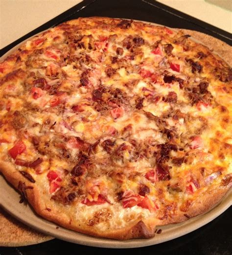 A delicious homemade pizza piled with a creamy ranch sauce, chicken, bacon and cheese. Chicken 'n Bacon Ranch Pizza (With images) | Food, Pizza ...
