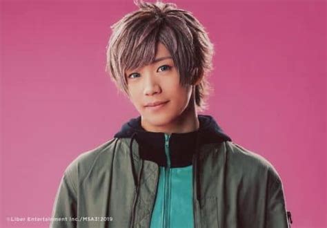 official photo male actor maekawa chisa yuki tsuzuru minagi horizontal background pink