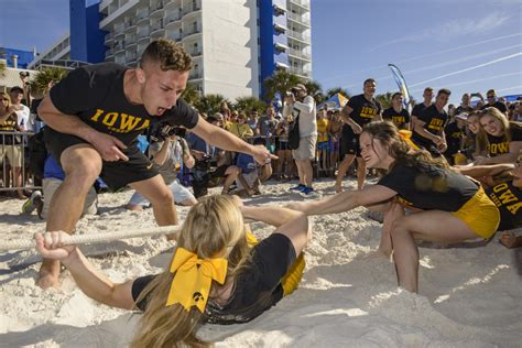 Iowa Spirit Squad Defeats Mississippi State In Tug Of War The Daily Iowan