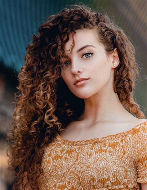 Sofie Dossi Biography Height And Life Story Super Stars Bio