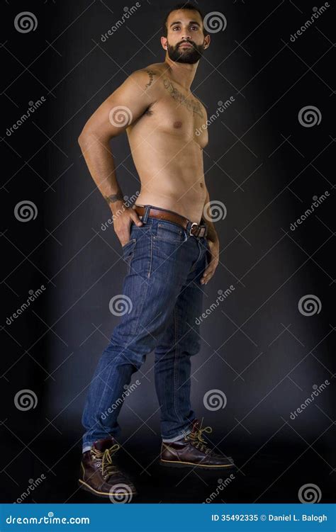 Ente Completo Di Un Giovane Senza Camicia In Jeans Immagine Stock Immagine Di Shirtless