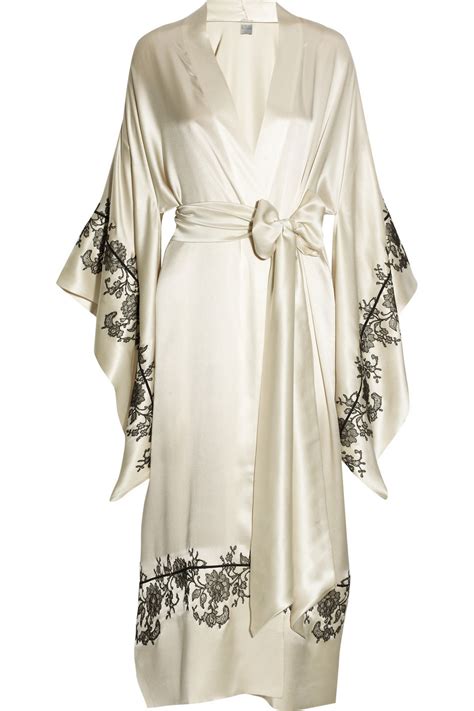 carine gilson lace appliquéd silk satin kimono robe in white ivory lyst