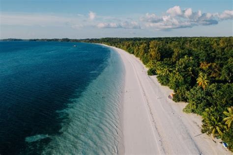 Menjelajahi Keindahan Pantai Ngurbloat Destinasi Liburan Eksotis Di