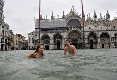 G1 Turistas Nadam Em Praça De Veneza Após Chuva Alagar Cidade