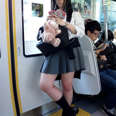【画像】電車にいる女子高生ってなんか特別感あるよね jkちゃんねる 女子高生画像サイト