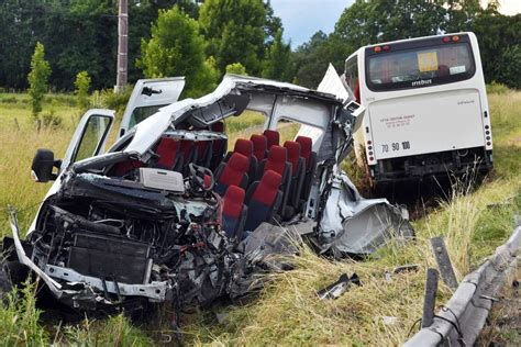 From ad (to) + cadō (fall). Un mort dans un accident entre deux bus scolaires entre ...