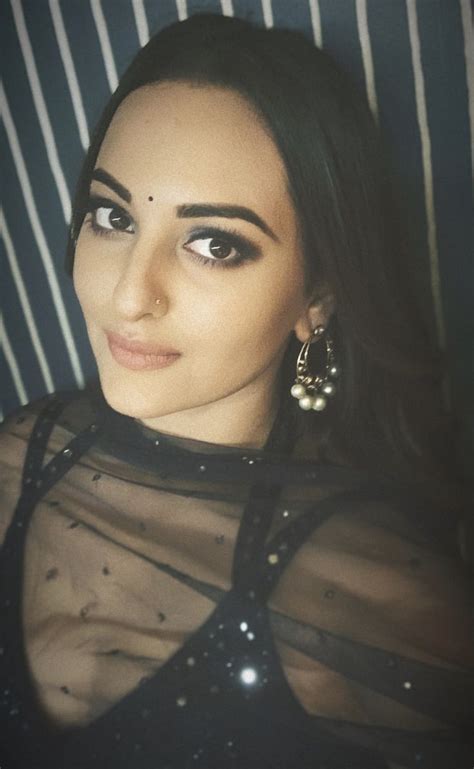 Pin By ♏️ On ️sonakshi Sinha ️ Actress Hot Photoshoot Beautiful Indian Actress Most