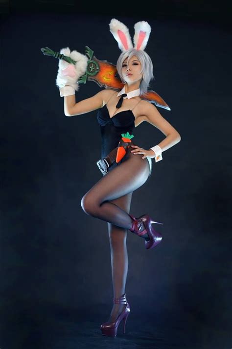 Sexy As Ever Tasha Cosplay As Riven Battle Bunny Skin From League Of
