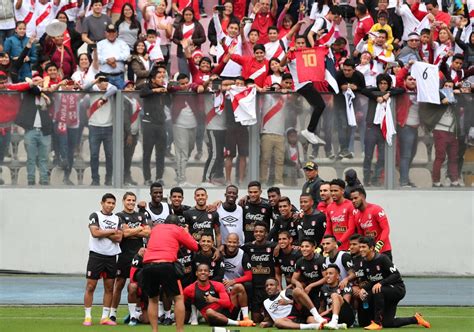 Gareca estamos afuera, solamente una foto, sabemos que somos tu cábala y queremos dártela para que mañana perú campeone, pidieron entusiasmadas y esperanzadas. Gareca quiere hacer rugir a sus cachorros - Fútbol - ABC Color
