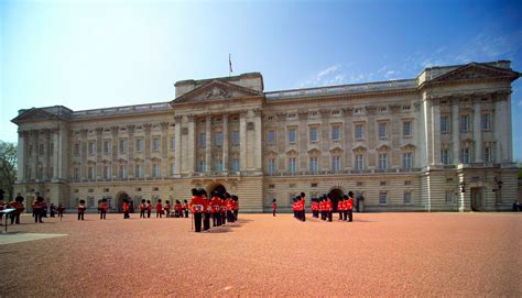 Buckingham palace has 760 windows that are cleaned every six weeks | © adrian seal / alamy stock photo. 40 coisas para fazer de graça em Londres | Rodei Viagens