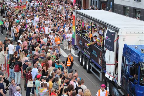 grootste antwerp pride parade ooit 140 000 deelnemers en 74 delegaties trokken door straten van