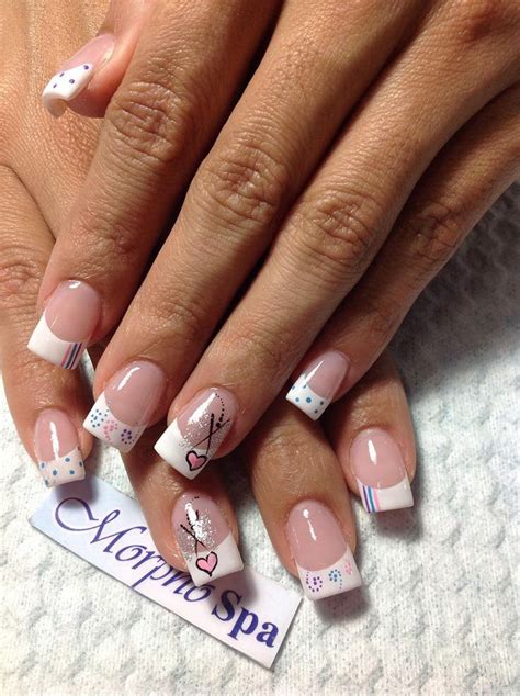 Este año las uñas metálicas serán la tendencia que domine el invierno y para que te inspires un poco, aquí te dejaremos los estilos más lindos y elegantes para que brilles cual estrella de belén. Puntas blancas | French manicure nails, February nails ...