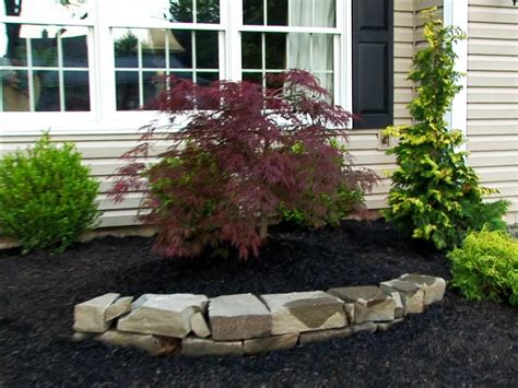 It's an idea that we found on greenlandscapestoenvy and we absolutely love it. Rock Landscaping Ideas | DIY