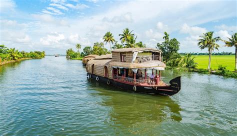 Top 5 Places In India Where You Can Enjoy The Houseboat Experience