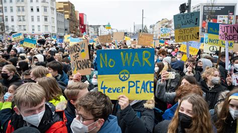 Zehntausende Schüler bei Demo in Hamburg gegen Ukraine-Krieg | NDR.de