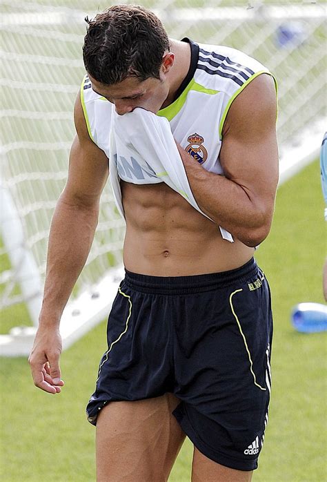 cristiano ronaldo flaunts his ripped abs in new photo gambaran