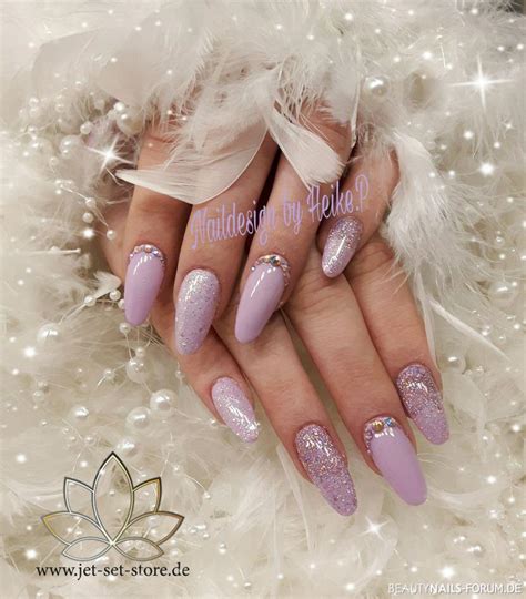 Hübsch lackierte nägel sind ein muss für viele damen. edles Nageldesign in lila mit Glitzer und Steinchen Gelnägel