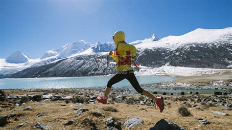 女子越野跑越野跑在高海拔冬季山脉照片摄影图片id392271816 Veer图库