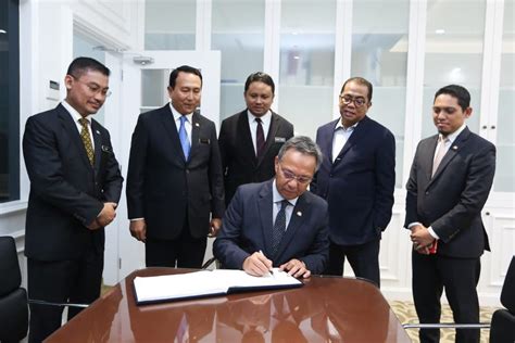 Pihak yang memiliki peran yakni sebagai pelaku ekonomi ialah rumah tangga. Media | Laman Web Rasmi Bahagian Perancang Ekonomi Negeri ...