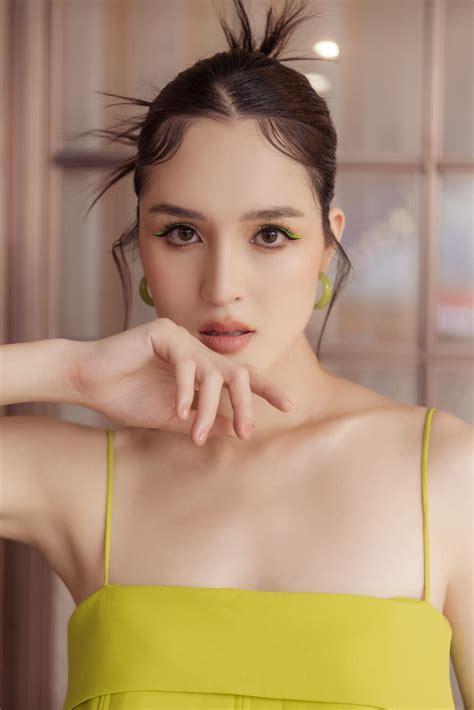 Lương Thùy Linh Khoe Body đồng Hồ Cát Sexy Với Bikini Á Hậu Hoàng Anh Sành điệu Với Váy Màu Neon