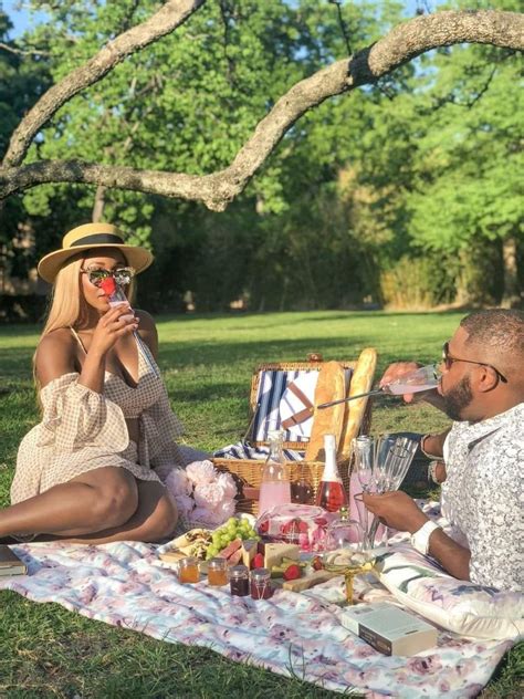 Pin By 𝘧𝘢𝘵𝘪𝘮𝘢 On I In 2020 Picnic Date Picnic Photo Shoot Picnic