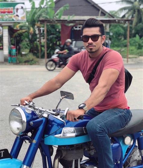 Wishing to follow in his brother's footsteps and become a surfing champion himself, a young man asks for help from a former surfer champion, who is no longer active due to a foot injury. Biodata Mustaqim Bahadon, Pelakon Drama Pujaan Hati Kanda ...