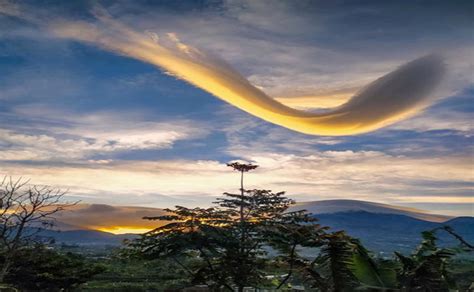 Hujan lebat berpotensi mengguyur 20 wilayah di indonesia. Viral Foto Awan di Wonsobo Berbentuk Huruf V, Ini Penampakannya