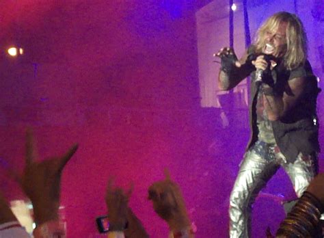 Vince Neil Filmed Using Teleprompter During Mötley Crüe Show Mxdwn Music