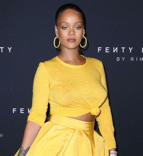 Inuta Transparent Cu Rihanna A Atras Toate Privirile La Lansarea