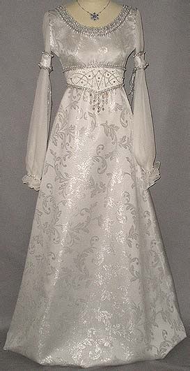 Ein silbergewirktes kleid mit schleppe zum ball, aber eine prinzessin ist es nicht. damit spielt sie auf ihre bisherigen drei begegnungen an, aber der prinz kann es nicht lösen und so entzieht sie sich ihm. Drei Haselnüsse für Aschenbroedel
